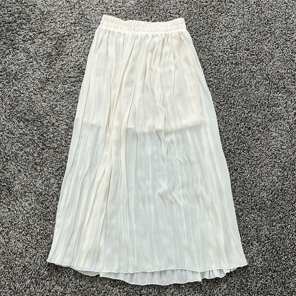 H&M Dresses & Skirts - H&M Pleated Skirt - Cream - Small